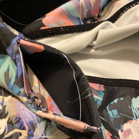 Fabletics Mid-Rise Printed Powerlite Capri Size S - Picture 9 of 13